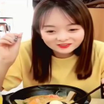 小姐姐要自己吃饭怎么办,小姐姐展现自主风采